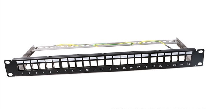 Patch panel modularni shielded 19"/1U sa 24 slota za STP / UTP module, držač kablova sa zadnje strane i uzemljenje (SKP-24-1U) – bez modula
