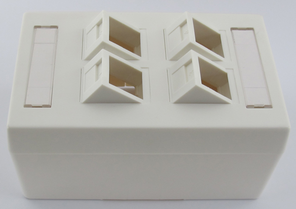 Utičnica nazidna US 70x115x55mm sa 4 slota, pod uglom - bez modula